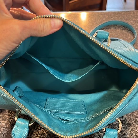 Coach bag styled with Crossbody also 2 in 1 bag lol - Picture 3 of 10